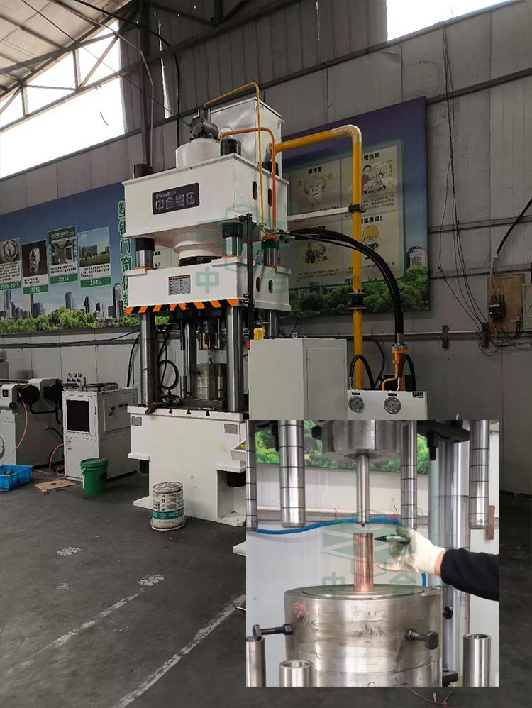 500噸三梁四柱液壓機(jī)現(xiàn)場.jpg 500噸三梁四柱液壓機(jī)現(xiàn)場.jpg