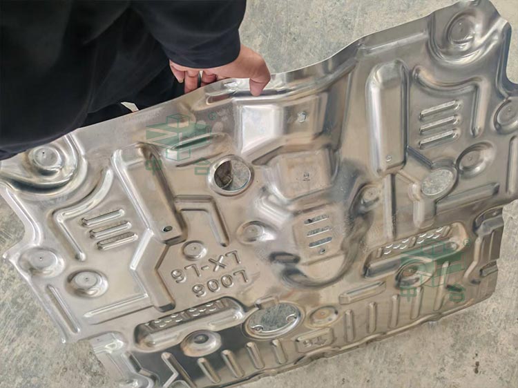 汽車(chē)底盤(pán)護(hù)板沖壓件.jpg 汽車(chē)底盤(pán)護(hù)板沖壓件.jpg