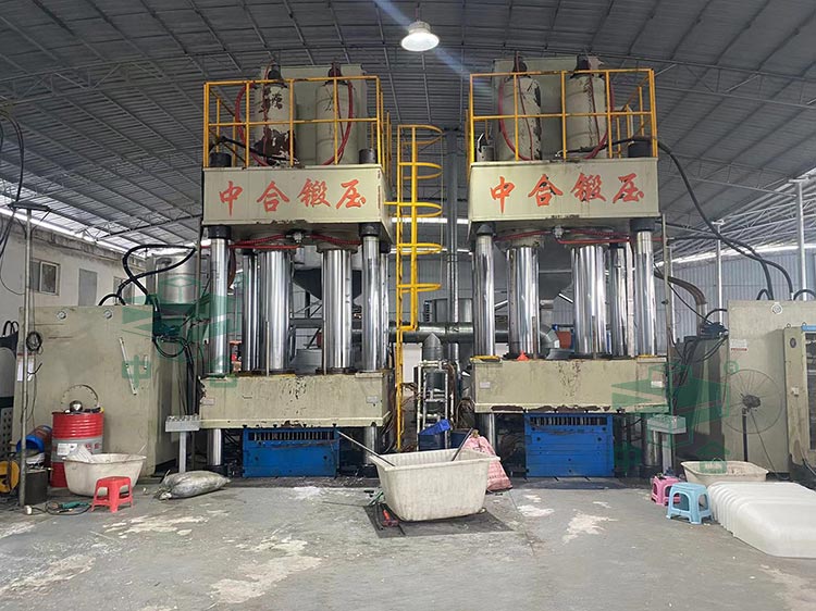 1000噸四柱液壓機(jī).jpg 1000噸四柱液壓機(jī).jpg