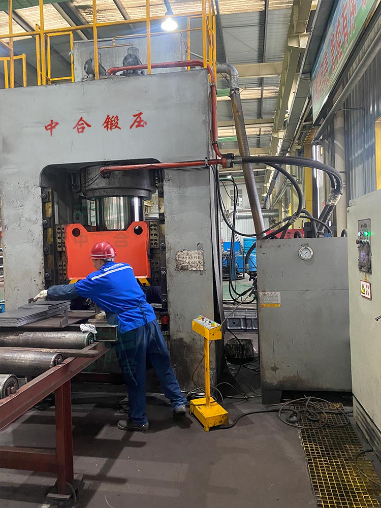 800噸錨桿托盤液壓機(jī).jpg 800噸錨桿托盤液壓機(jī).jpg