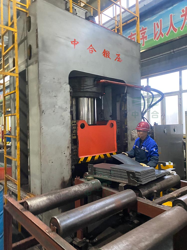 800T框架式液壓機(jī).jpg 800T框架式液壓機(jī).jpg