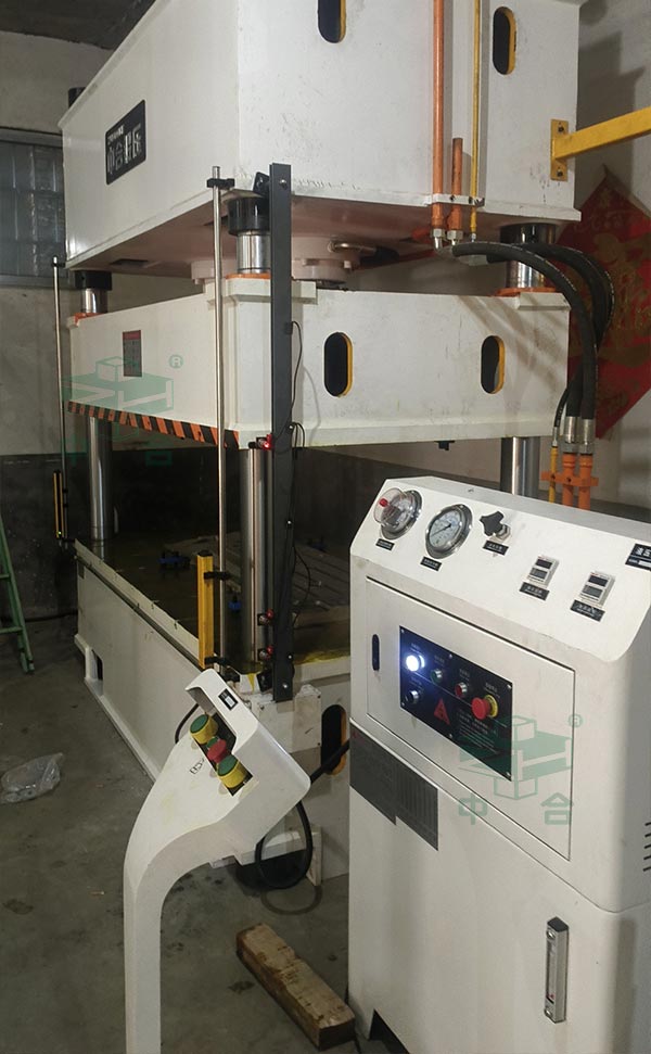 250噸四柱液壓機(jī)安裝完成.jpg 250噸四柱液壓機(jī)安裝完成.jpg