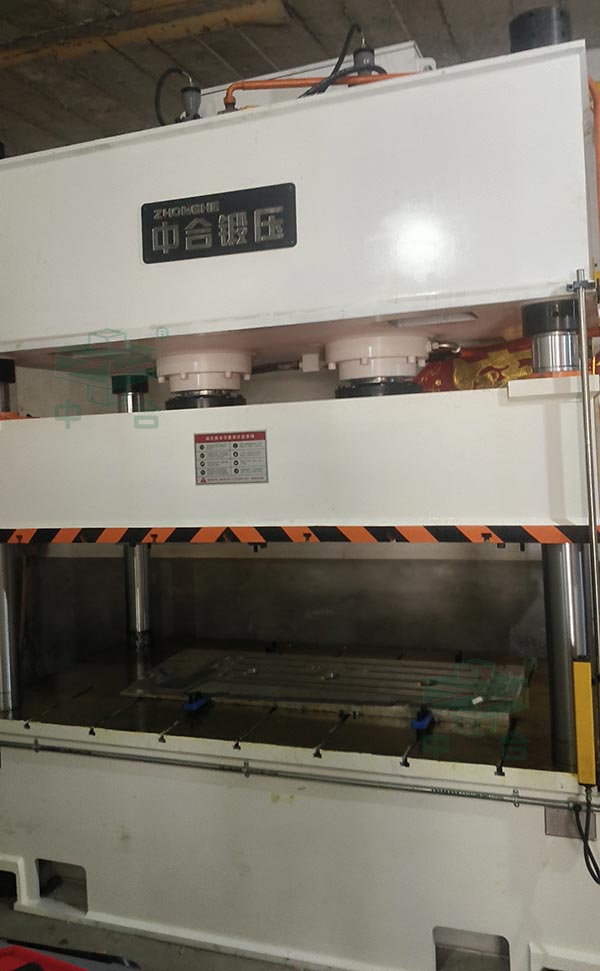 250噸四柱液壓機(jī)加工發(fā)動機(jī)下護(hù)板.jpg 250噸四柱液壓機(jī)加工發(fā)動機(jī)下護(hù)板.jpg