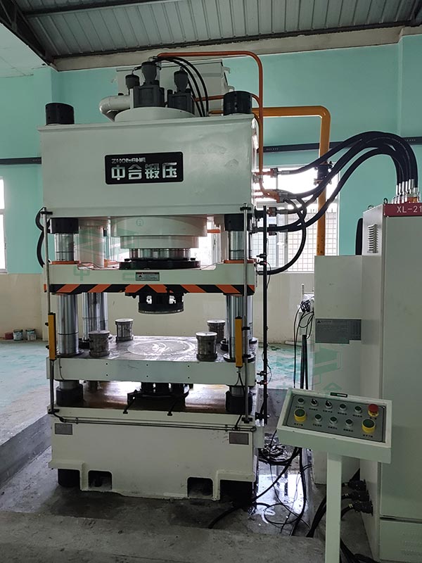 630噸陶瓷粉末成型液壓機(jī)現(xiàn)場.jpg 630噸陶瓷粉末成型液壓機(jī)現(xiàn)場.jpg