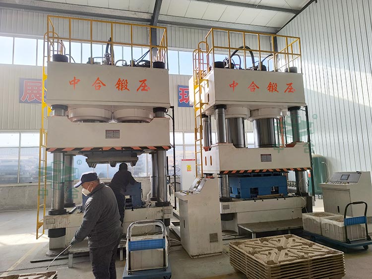 木屑托盤成型液壓機現(xiàn)場.jpg 木屑托盤成型液壓機現(xiàn)場.jpg