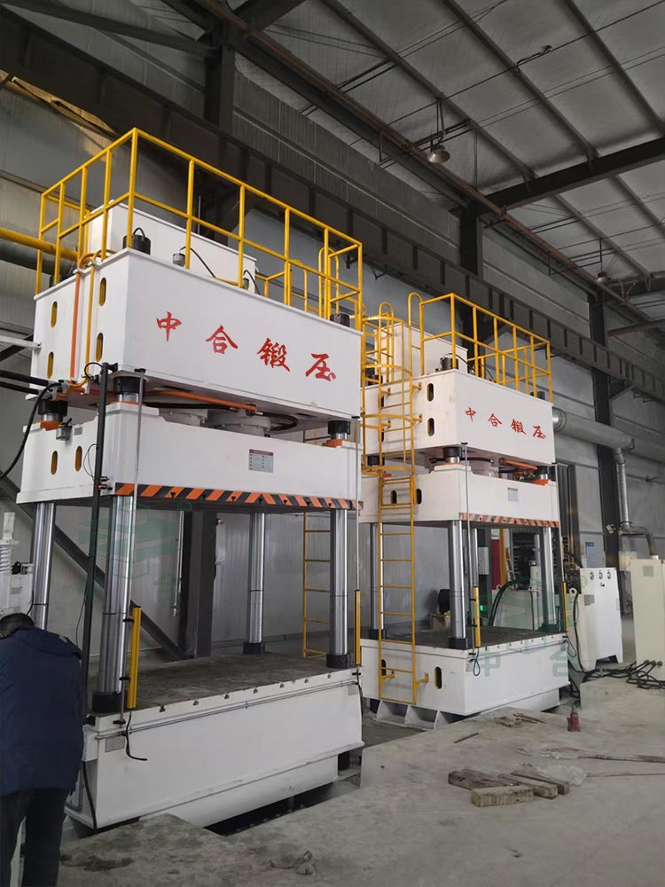 630噸四柱液壓機安裝現場.jpg 630噸四柱液壓機安裝現場.jpg