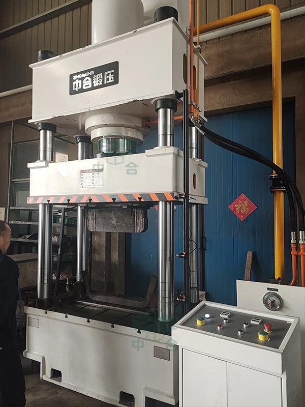 400噸型材折彎液壓機現(xiàn)場.jpg 400噸型材折彎液壓機現(xiàn)場.jpg