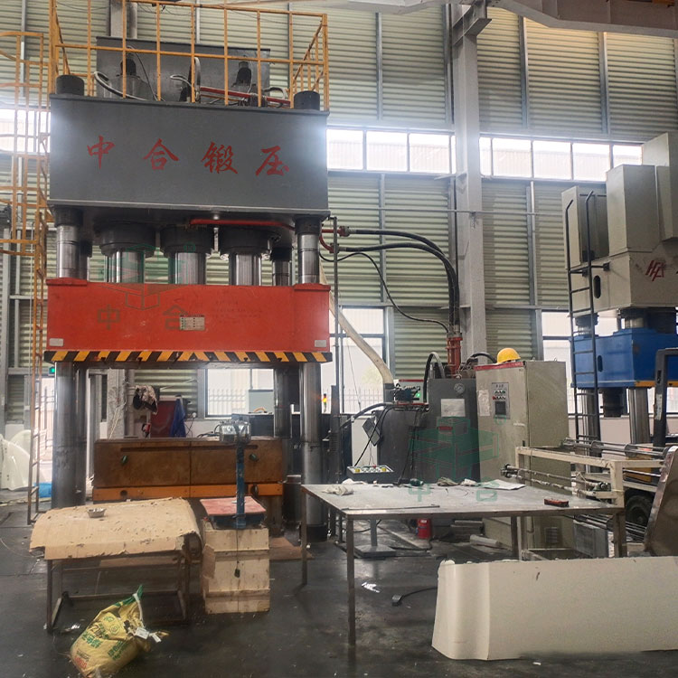 1500噸四柱液壓機(jī).jpg 1500噸四柱液壓機(jī).jpg