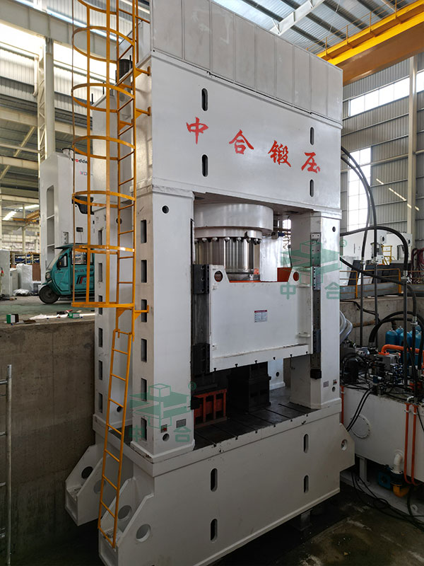 2500噸框架式液壓機(jī).jpg 2500噸框架式液壓機(jī).jpg