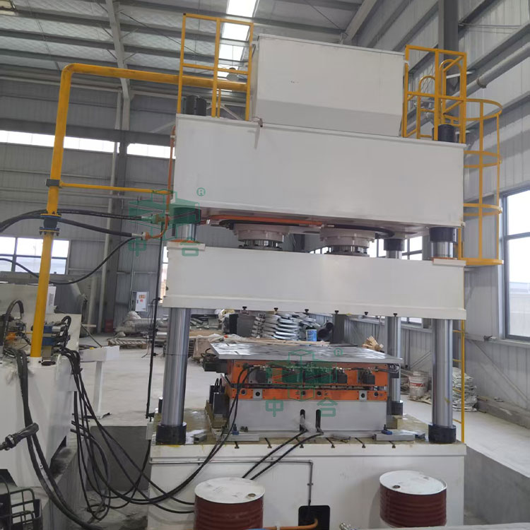 630噸四柱液壓機(jī)現(xiàn)場.jpg 630噸四柱液壓機(jī)現(xiàn)場.jpg