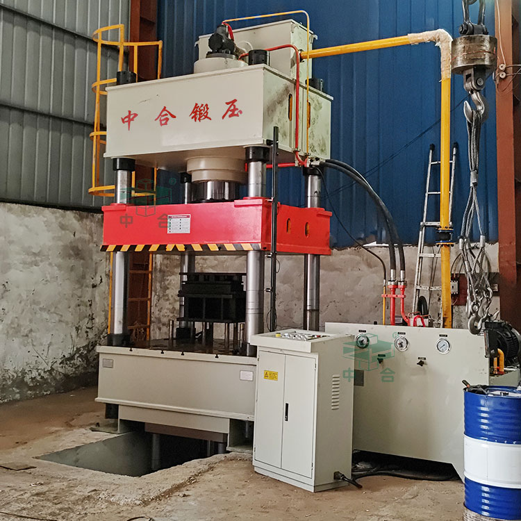 500噸四柱液壓機(jī)現(xiàn)場.jpg 500噸四柱液壓機(jī)現(xiàn)場.jpg