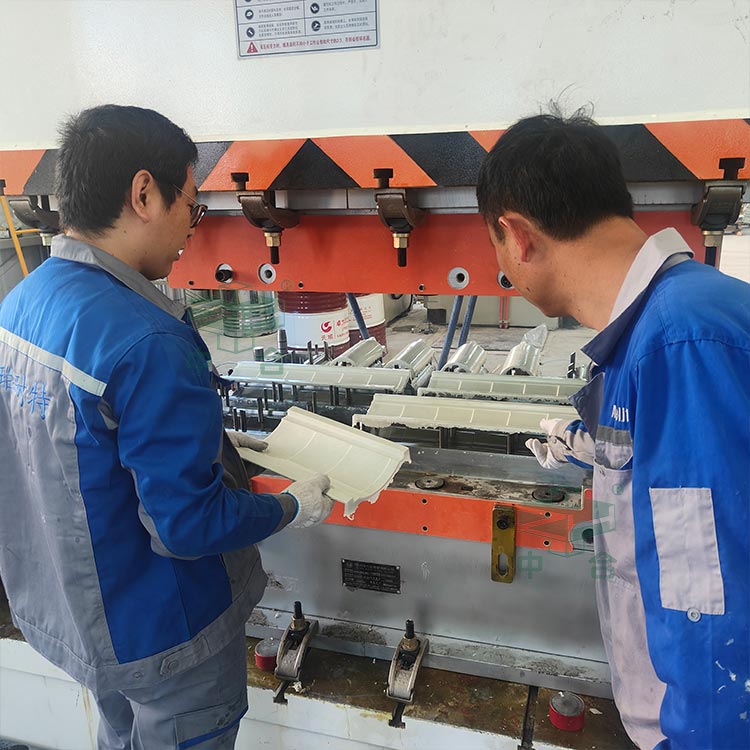 630噸四柱液壓機(jī)模壓仿古樹(shù)脂瓦.jpg 630噸四柱液壓機(jī)模壓仿古樹(shù)脂瓦.jpg