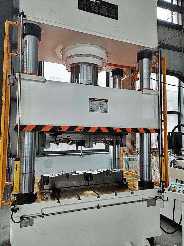 汽車(chē)風(fēng)管保護(hù)套成型液壓機(jī).jpg 汽車(chē)風(fēng)管保護(hù)套成型液壓機(jī).jpg