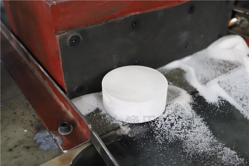 200噸金屬粉末成型液壓機(jī) 200噸金屬粉末成型液壓機(jī)