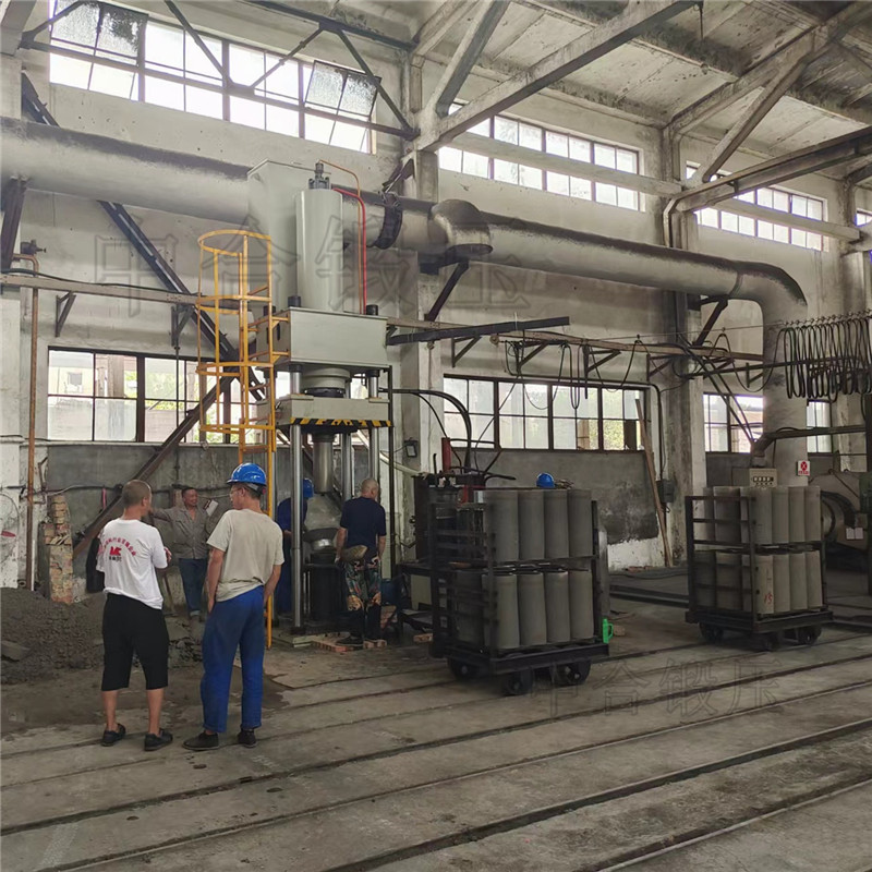 粘土坩堝成型設(shè)備_耐火材料成型液壓機(jī)(圖1) 粘土坩堝成型設(shè)備_耐火材料成型液壓機(jī)(圖1)