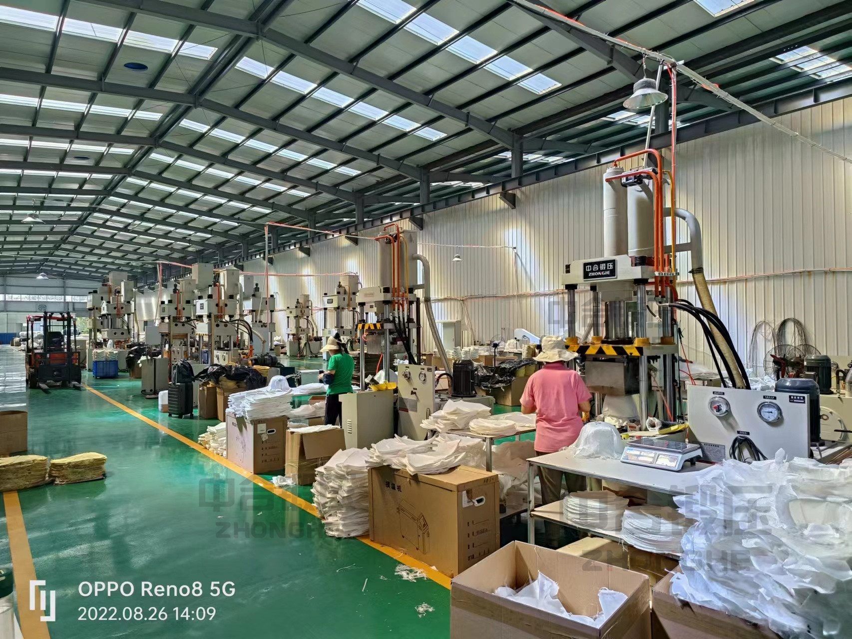 凱夫拉防彈頭盔成型液壓機(jī)現(xiàn)場(chǎng) 凱夫拉防彈頭盔成型液壓機(jī)現(xiàn)場(chǎng)