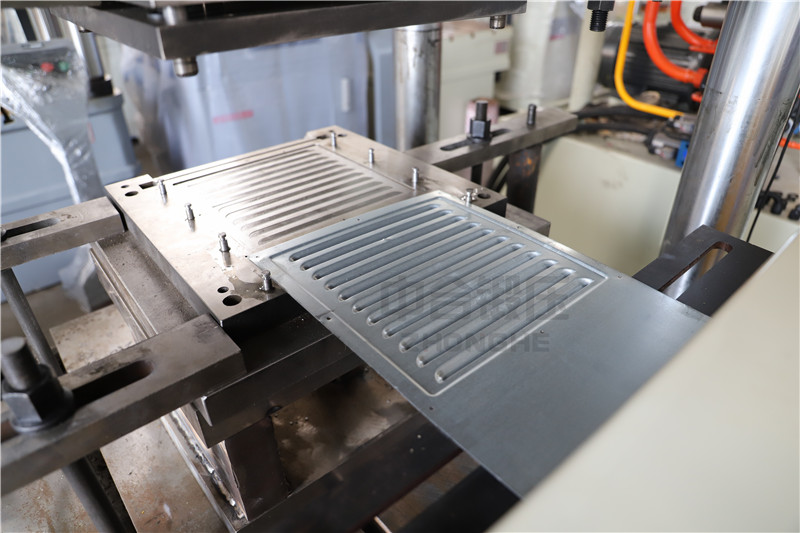 百葉窗成型生產(chǎn)線_200噸四柱液壓機(jī)(圖3) 百葉窗成型生產(chǎn)線_200噸四柱液壓機(jī)(圖3)