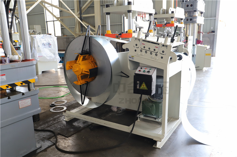 百葉窗成型生產(chǎn)線_200噸四柱液壓機(jī)(圖4) 百葉窗成型生產(chǎn)線_200噸四柱液壓機(jī)(圖4)