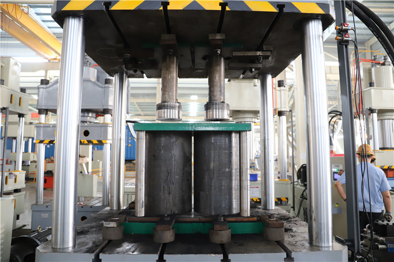 石墨粉末壓塊成型液壓機_200噸四柱液壓機_粉末成型設(shè)備(圖4) 石墨粉末壓塊成型液壓機_200噸四柱液壓機_粉末成型設(shè)備(圖4)