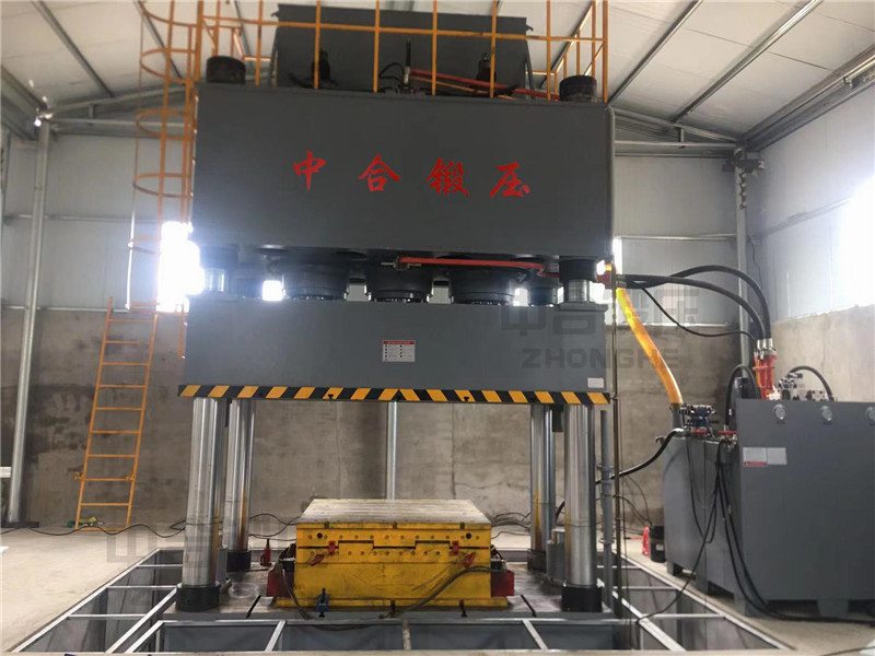 卡車導(dǎo)流罩生產(chǎn)設(shè)備_2500噸四柱液壓機(jī)_玻璃鋼成型液壓機(jī)(圖2) 卡車導(dǎo)流罩生產(chǎn)設(shè)備_2500噸四柱液壓機(jī)_玻璃鋼成型液壓機(jī)(圖2)