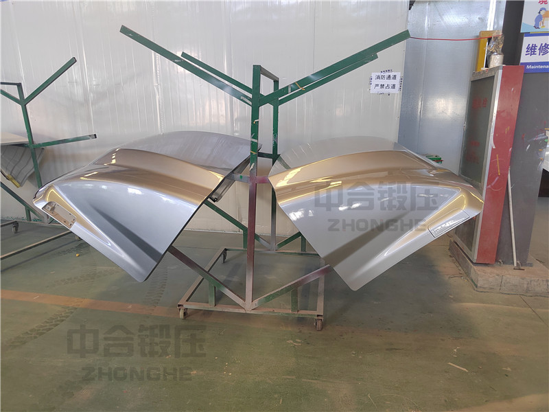 卡車導(dǎo)流罩生產(chǎn)設(shè)備_2500噸四柱液壓機(jī)_玻璃鋼成型液壓機(jī)(圖4) 卡車導(dǎo)流罩生產(chǎn)設(shè)備_2500噸四柱液壓機(jī)_玻璃鋼成型液壓機(jī)(圖4)