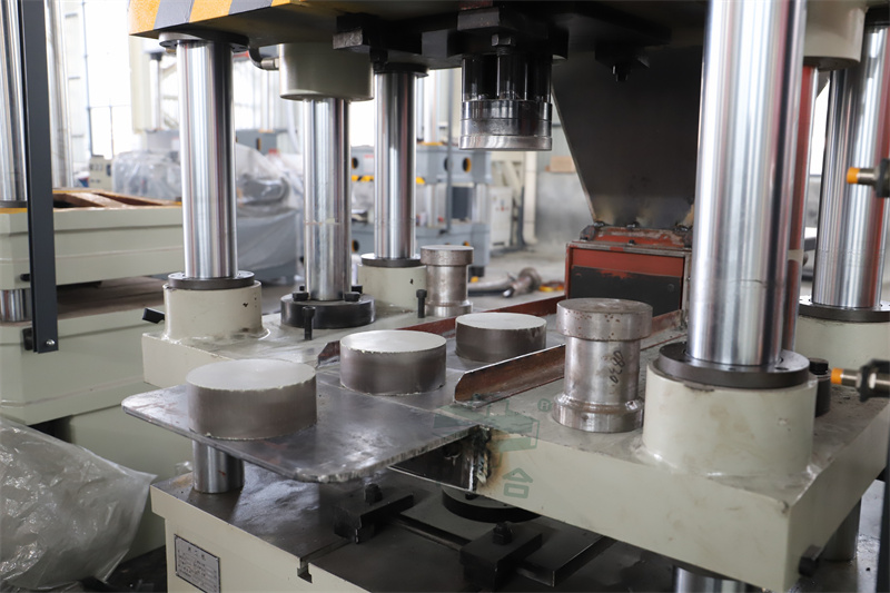 粉末成型設(shè)備_200噸四梁四柱液壓機_山東中合液壓機廠家定制(圖4) 粉末成型設(shè)備_200噸四梁四柱液壓機_山東中合液壓機廠家定制(圖4)