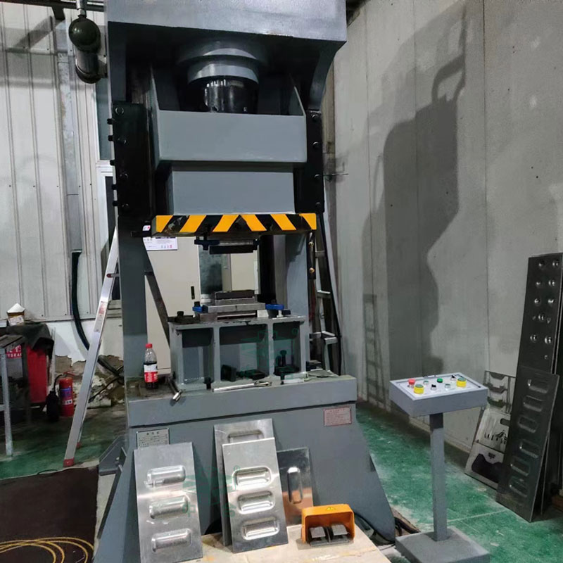 160噸液壓沖床沖厚板_汽車配件沖壓成型設(shè)備(圖2) 160噸液壓沖床沖厚板_汽車配件沖壓成型設(shè)備(圖2)