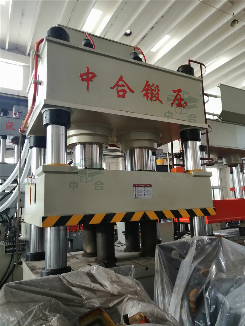 1000噸石墨烯薄膜熱壓設(shè)備-1000t四柱油壓機(jī)(圖1) 1000噸石墨烯薄膜熱壓設(shè)備-1000t四柱油壓機(jī)(圖1)