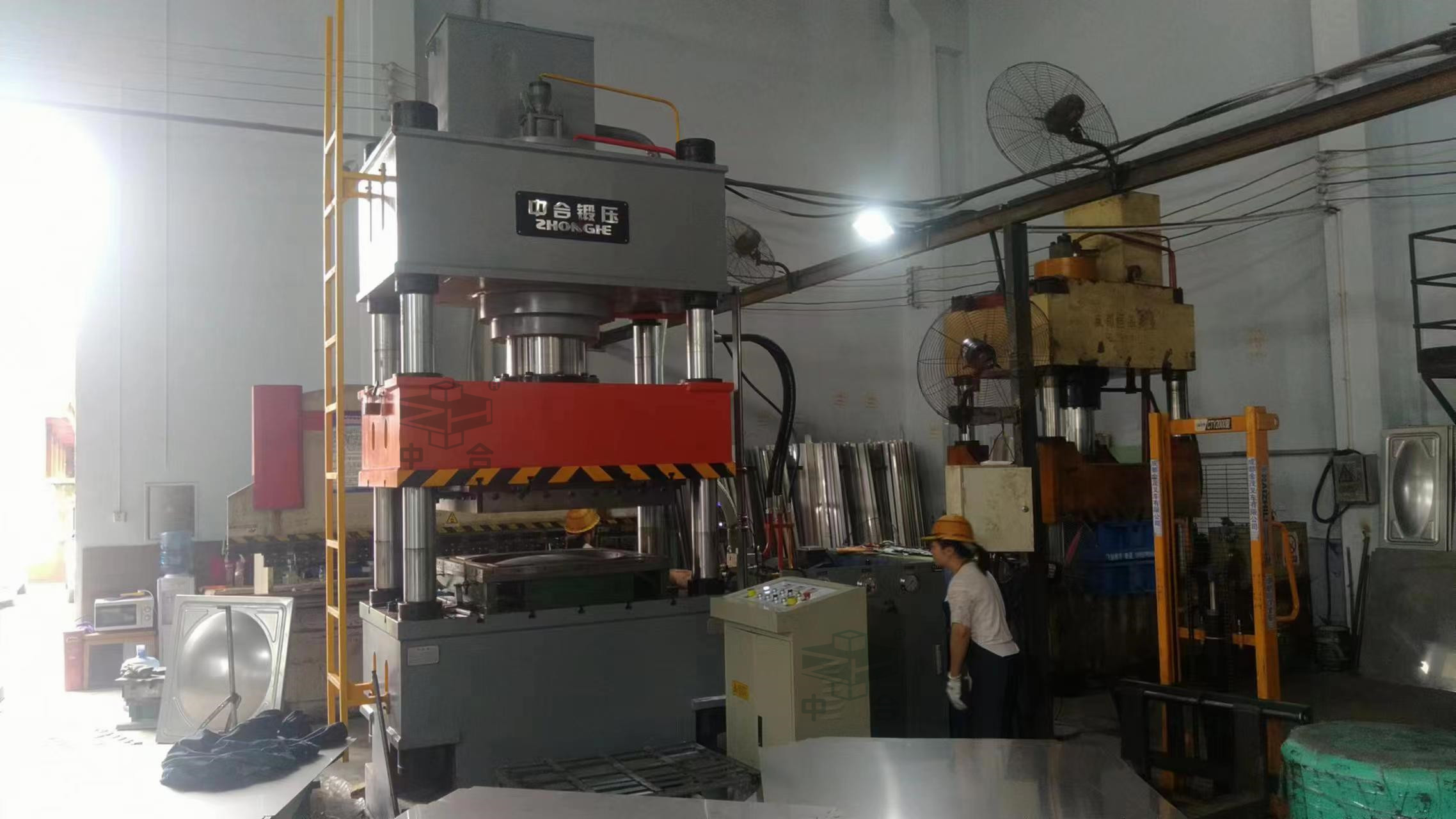 消防水箱板生產(chǎn)設備-400噸不銹鋼拉伸液壓機(圖2) 消防水箱板生產(chǎn)設備-400噸不銹鋼拉伸液壓機(圖2)