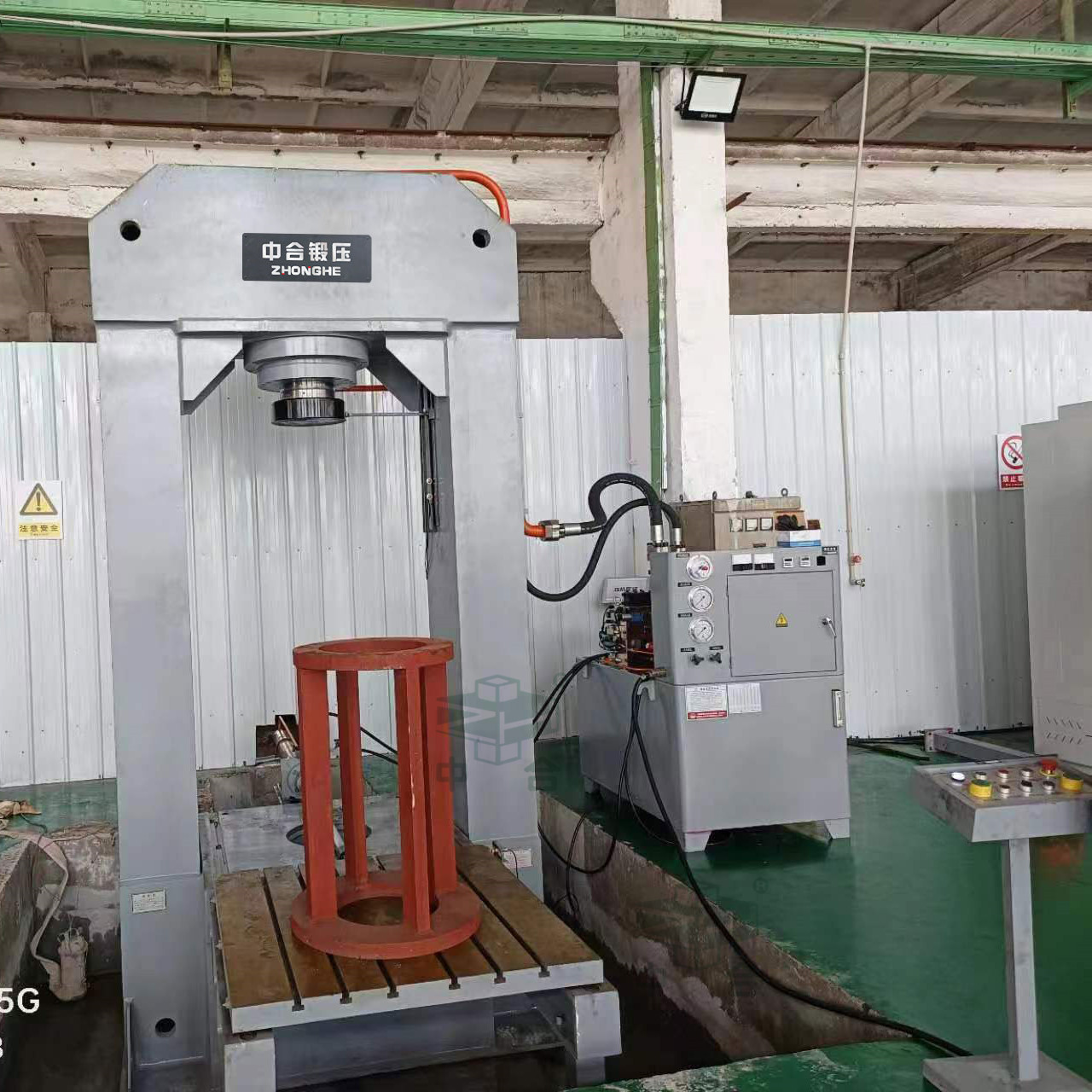 315噸龍門液壓機-鋼板校直設(shè)備(圖1) 315噸龍門液壓機-鋼板校直設(shè)備(圖1)