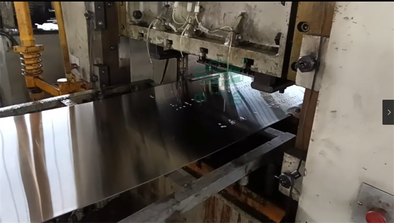 630噸地溝蓋板成型液壓機(jī)-不銹鋼地溝蓋板生產(chǎn)線(圖3) 630噸地溝蓋板成型液壓機(jī)-不銹鋼地溝蓋板生產(chǎn)線(圖3)