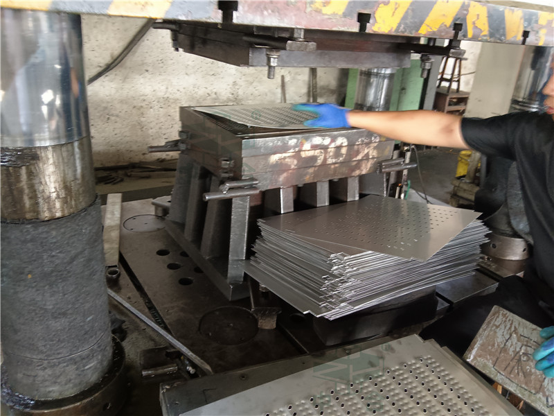 630噸地溝蓋板成型液壓機(jī)-不銹鋼地溝蓋板生產(chǎn)線(圖5) 630噸地溝蓋板成型液壓機(jī)-不銹鋼地溝蓋板生產(chǎn)線(圖5)