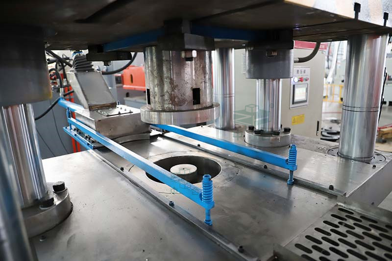 315噸四梁四柱液壓機(jī)工作臺 315噸四梁四柱液壓機(jī)工作臺