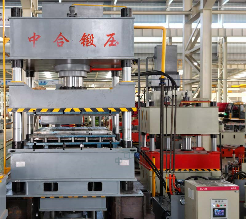 630噸不銹鋼屏幕背板沖壓成型液壓機(jī) 630噸不銹鋼屏幕背板沖壓成型液壓機(jī)