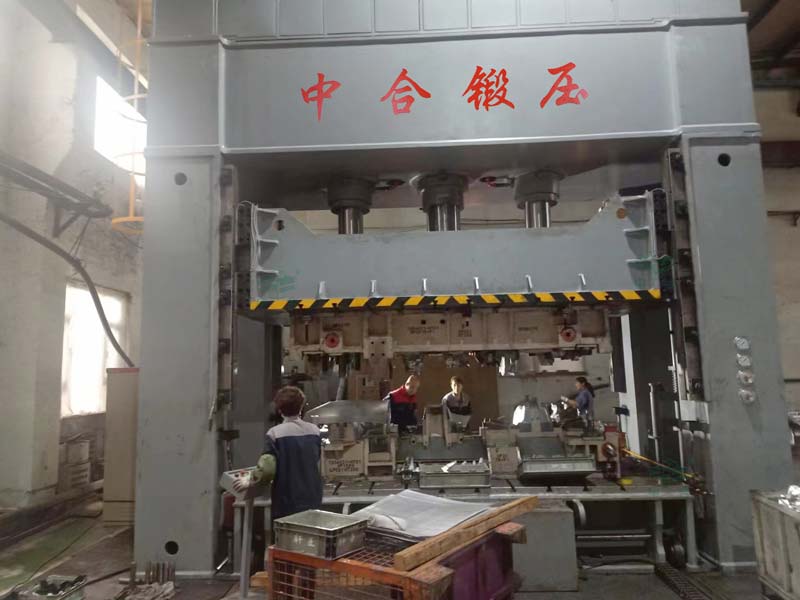 630噸汽車(chē)配件拉伸液壓機(jī)現(xiàn)場(chǎng) 630噸汽車(chē)配件拉伸液壓機(jī)現(xiàn)場(chǎng)