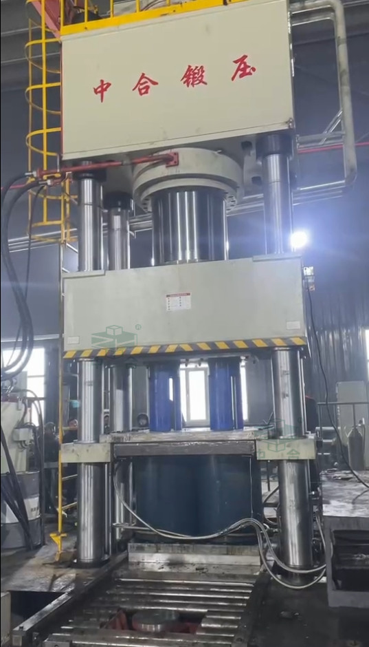 2000噸五梁四柱液壓機(jī) 2000噸五梁四柱液壓機(jī)