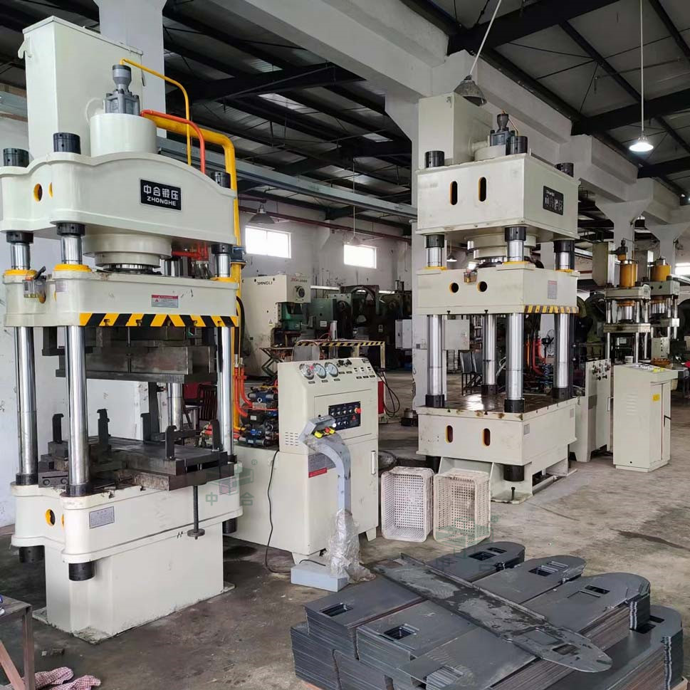 200噸金屬冷壓折彎液壓機(jī) 200噸金屬冷壓折彎液壓機(jī)