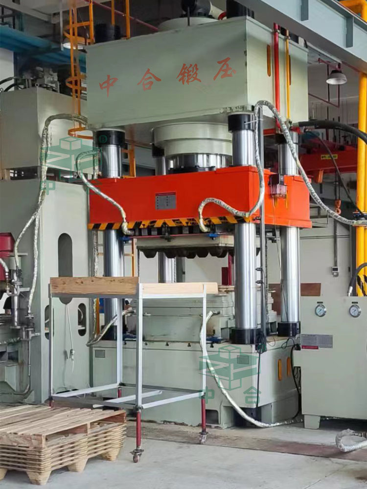 1000噸四柱液壓機(jī)加工木屑托盤現(xiàn)場 1000噸四柱液壓機(jī)加工木屑托盤現(xiàn)場